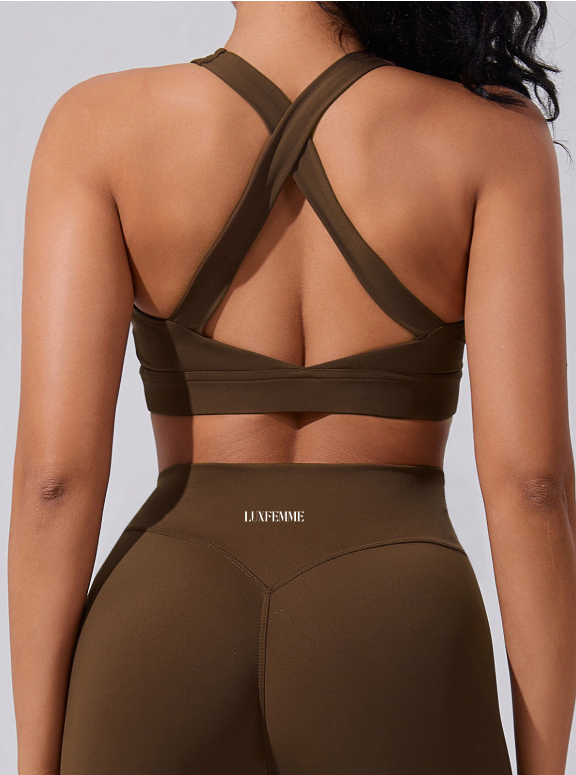 Conjunto Chocolate 3 Piezas - Top Glow Motion, Leggins Peach Fruit y Chaqueta Corta Essence Line